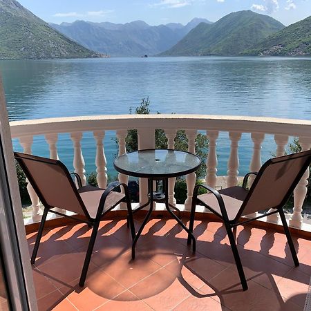 Apartments Villa Radonic Morinj Bagian luar foto