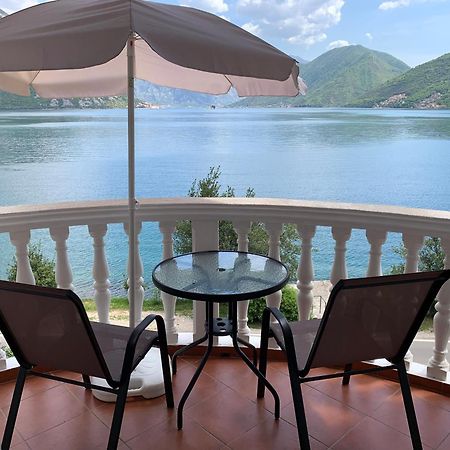 Apartments Villa Radonic Morinj Bagian luar foto