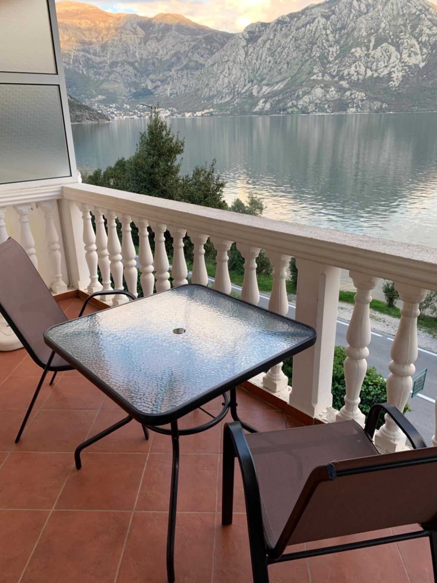 Apartments Villa Radonic Morinj Bagian luar foto