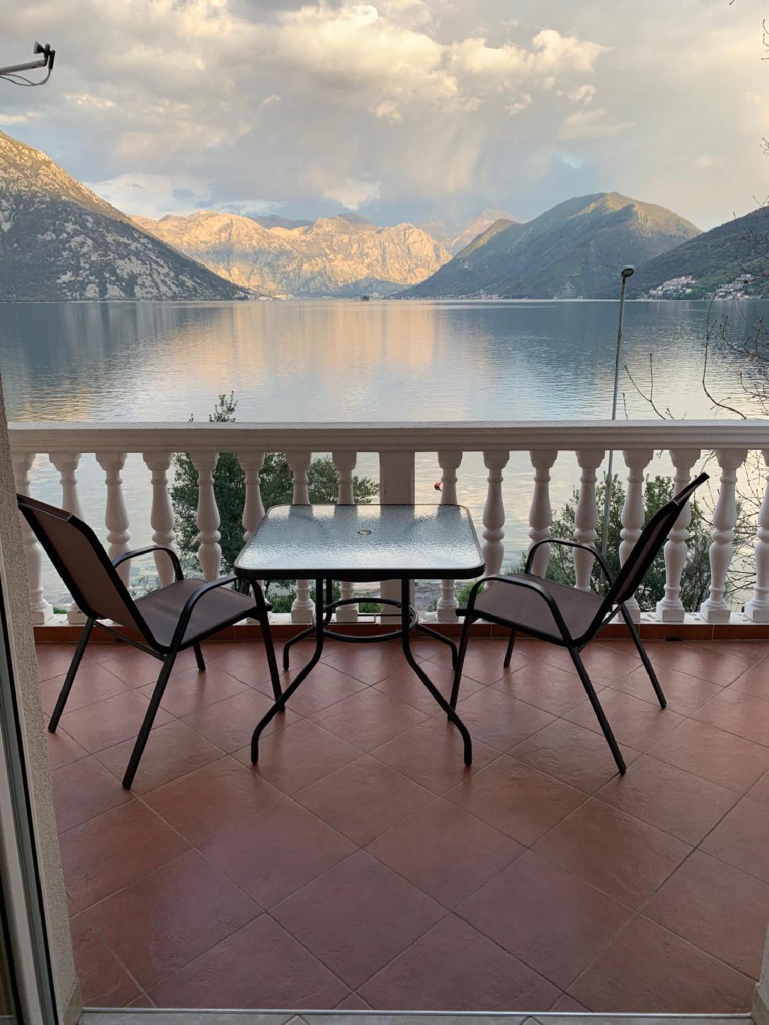 Apartments Villa Radonic Morinj Bagian luar foto