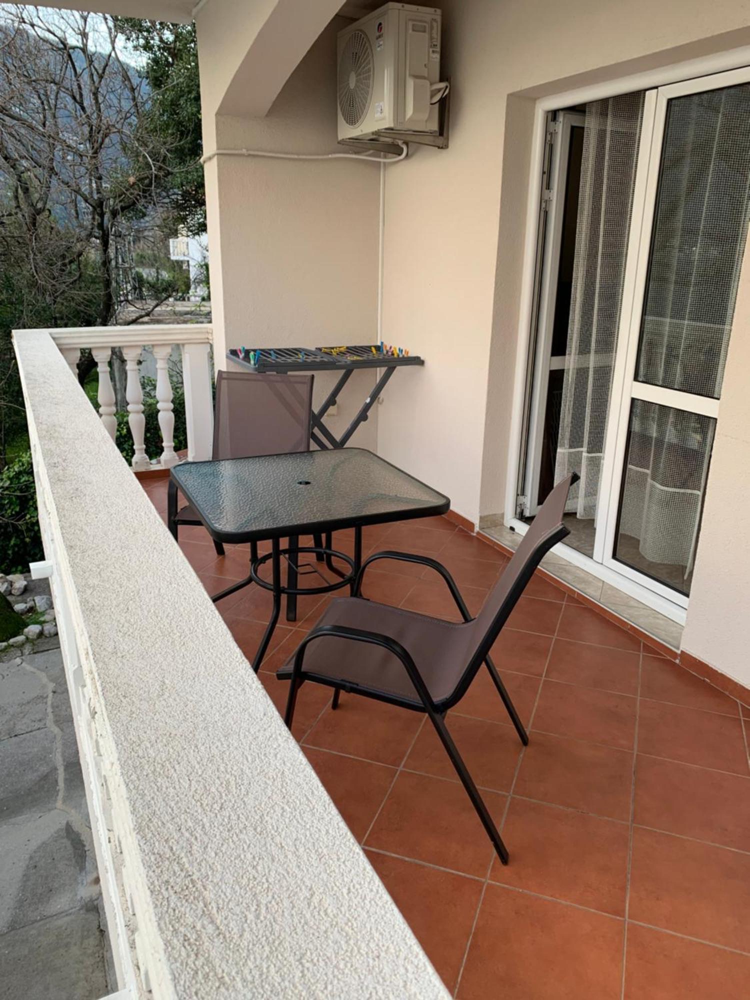 Apartments Villa Radonic Morinj Bagian luar foto
