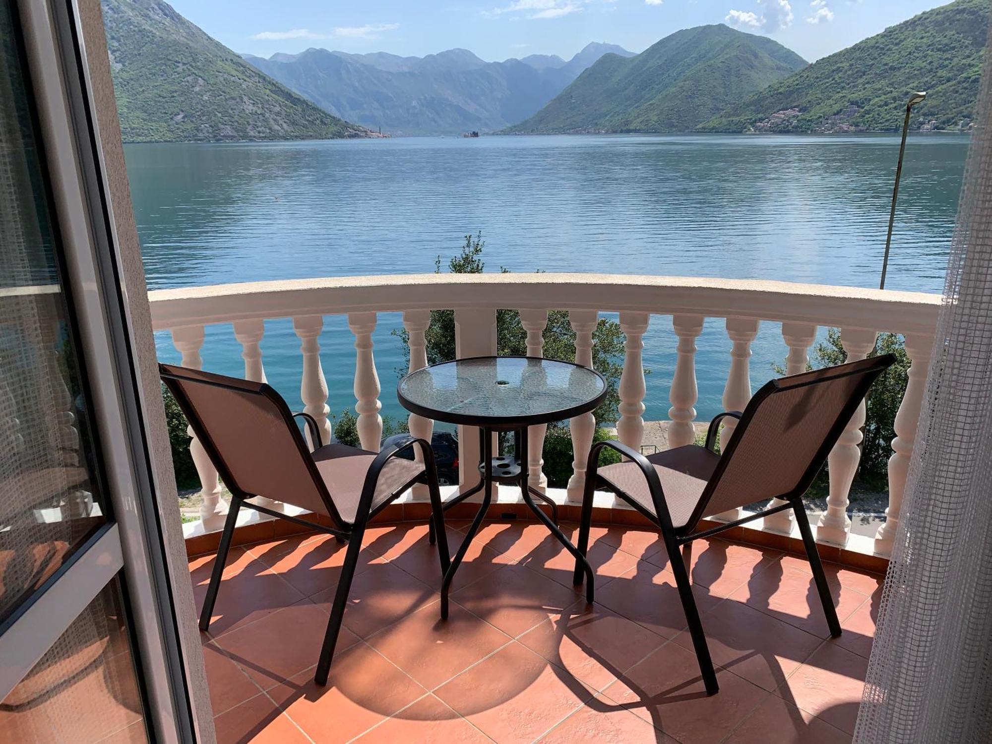 Apartments Villa Radonic Morinj Bagian luar foto