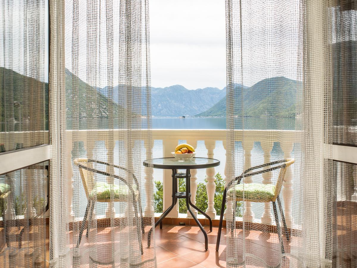 Apartments Villa Radonic Morinj Bagian luar foto