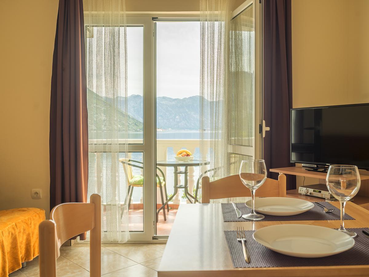 Apartments Villa Radonic Morinj Bagian luar foto