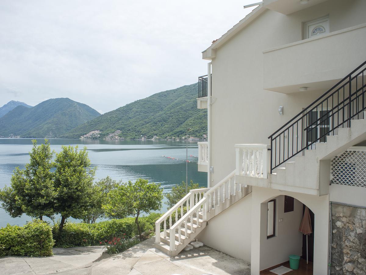 Apartments Villa Radonic Morinj Bagian luar foto