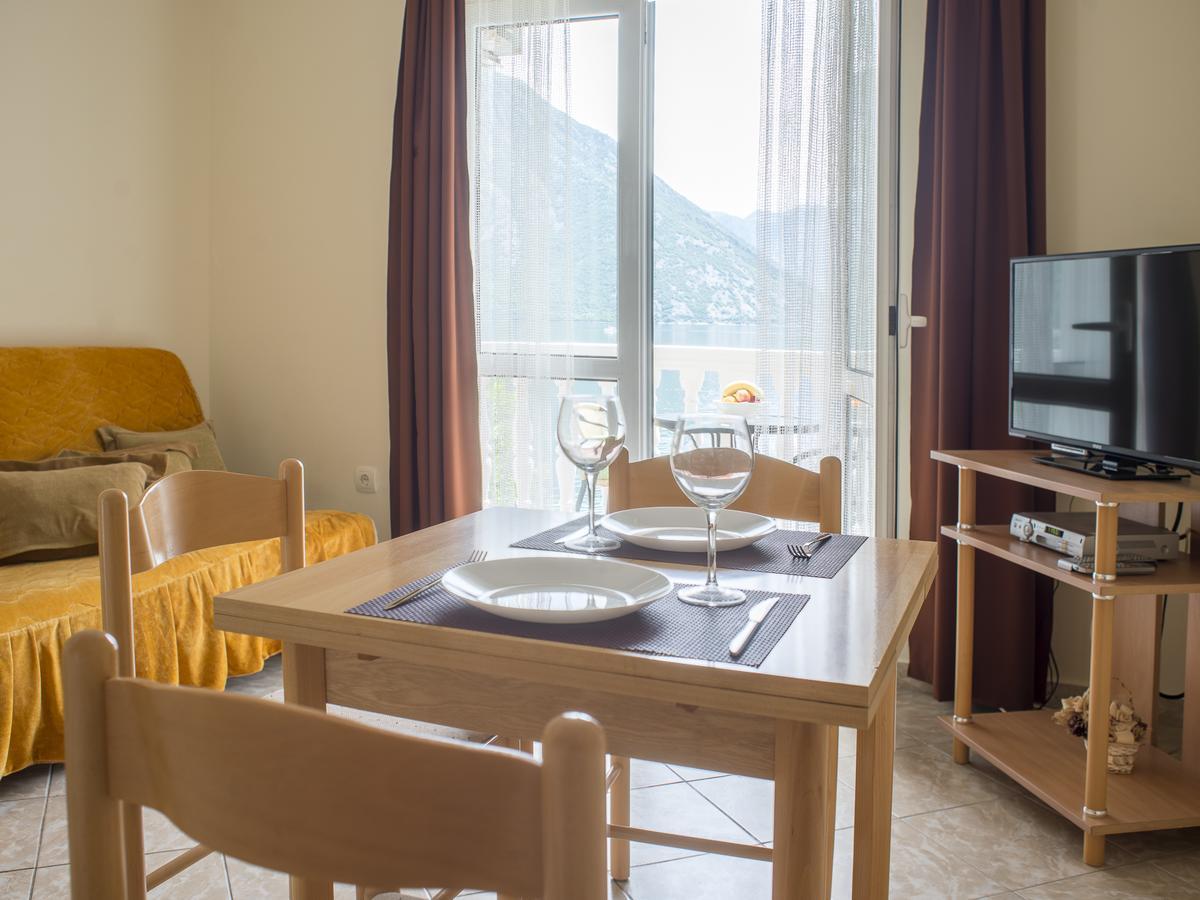 Apartments Villa Radonic Morinj Bagian luar foto